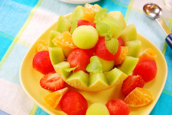 Owoce sałatka w miska melon — Zdjęcie stockowe