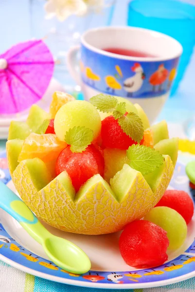 Insalata di frutta in ciotola di melone — Foto Stock