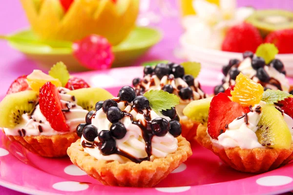 Mini tartlets z kremem i owocami — Zdjęcie stockowe