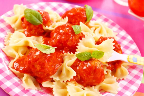 Lint pasta met vlees ballen — Stockfoto