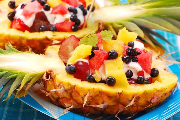 Fruktsallad i ananas — Stockfoto