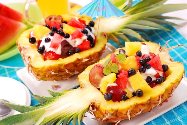 Fruktsallad i ananas — Stockfoto