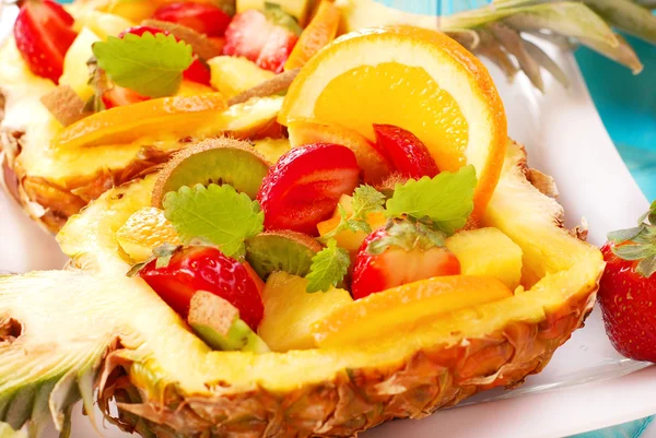 Fruitsalade in ananas — Stockfoto