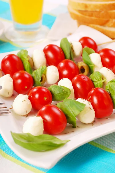 Szaszłyk z mozzarellą, pomidorami — Zdjęcie stockowe