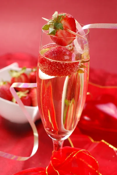 Champagne med jordbær - Stock-foto
