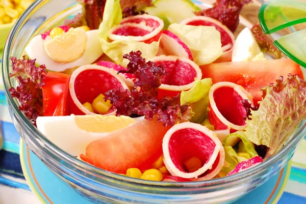 Salada com salame, ovos e legumes — Fotografia de Stock