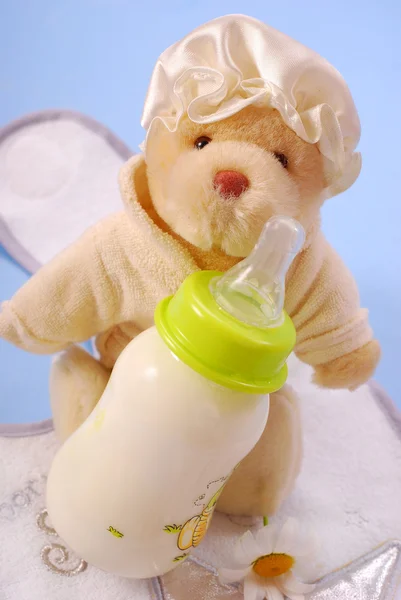 Пляшка молока для дитини — стокове фото