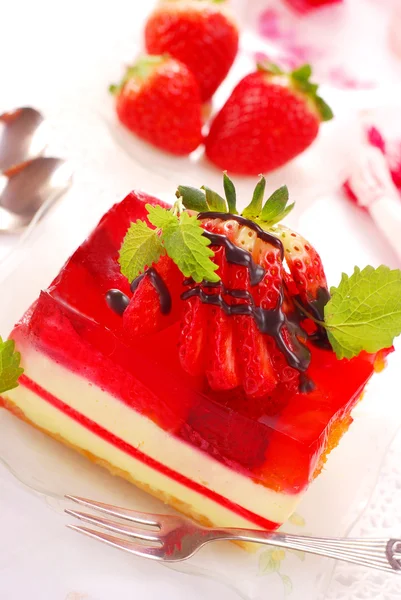 Gâteau aux fraises avec gelée — Photo