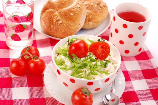 Frühstück mit Quark, Tomaten — Stockfoto