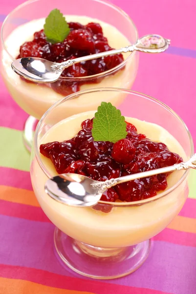 Dessert met cherry confiture — Stockfoto