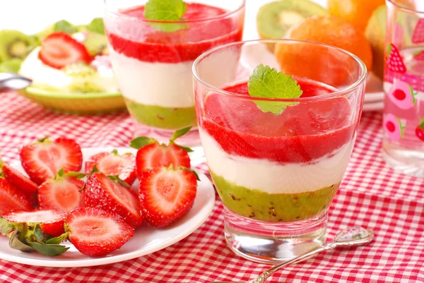 Erdbeer-Kiwi-Mousse mit Joghurt — Stockfoto