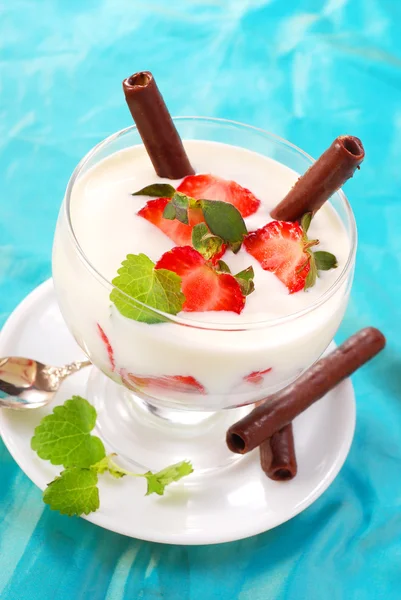 Sobremesa com morango e iogurte — Fotografia de Stock