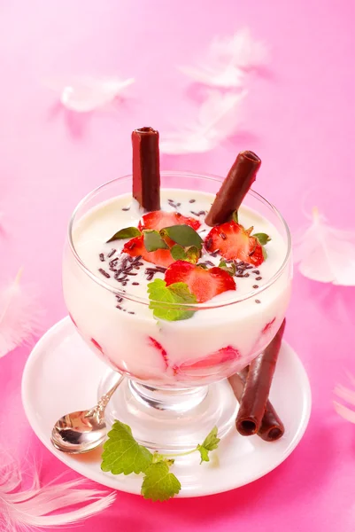 Tatlı çilek ve yoğurt ile — Stok fotoğraf