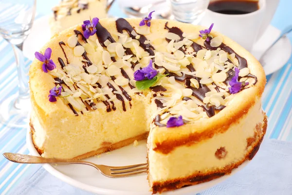 Cheesecake με αμύγδαλα — Φωτογραφία Αρχείου