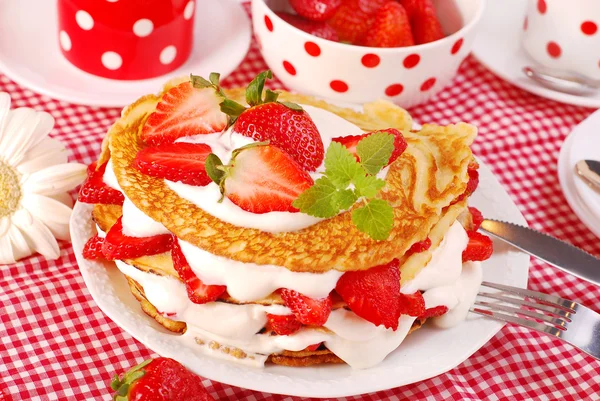 Pannenkoeken met aardbeien en room — Stockfoto