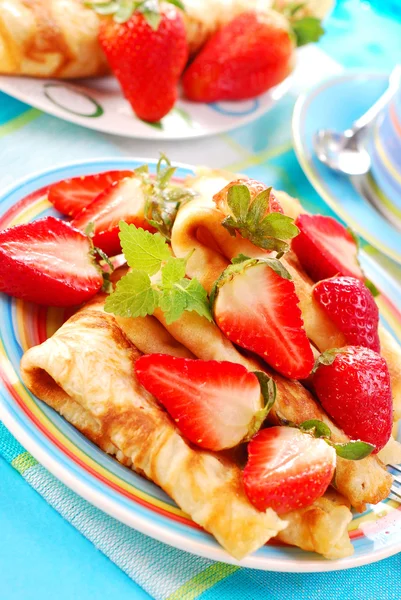 Pannkakor med jordgubbe — Stockfoto