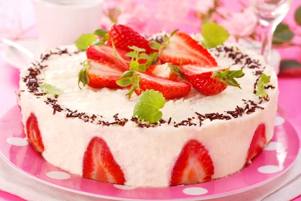 用草莓芝士蛋糕 — 图库照片