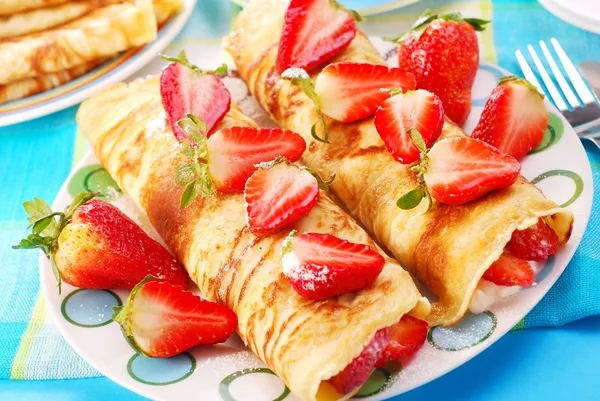 Pfannkuchen mit Erdbeere — Stockfoto