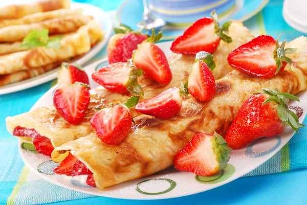 Pfannkuchen mit Erdbeere — Stockfoto
