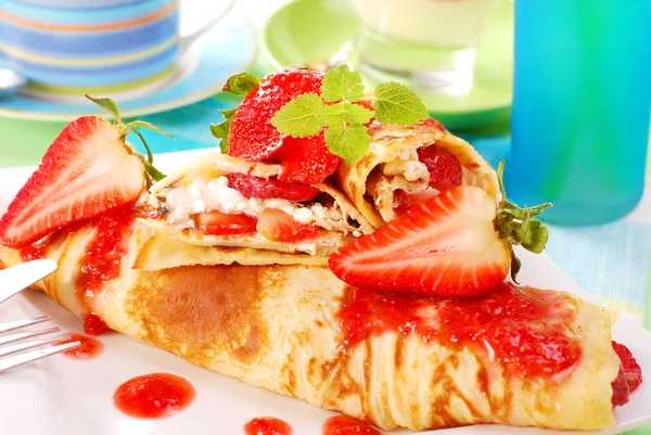 Pancakes with strawberry mousse — Stock Photo, Image