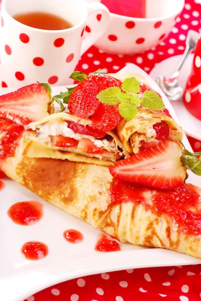 딸기 무스와 팬케이크 — 스톡 사진