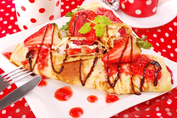 딸기 무스와 팬케이크 — 스톡 사진