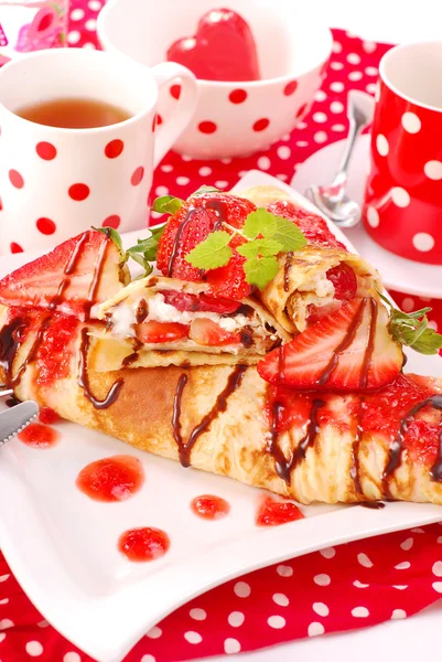 Pannkakor med jordgubbs mousse — Stockfoto