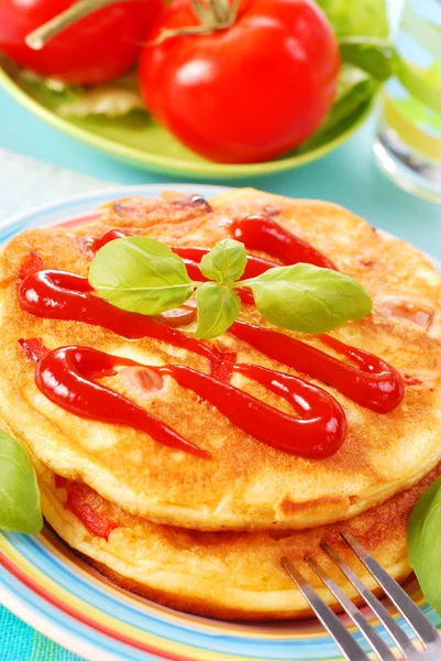 Omelette with ketchup — Stock Photo, Image