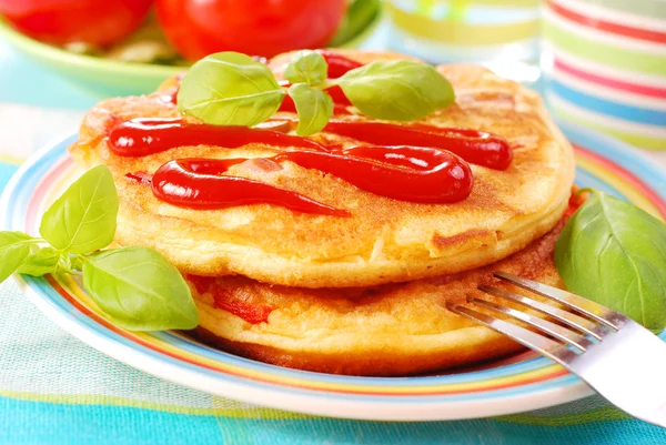 Omelette mit Ketchup — Stockfoto