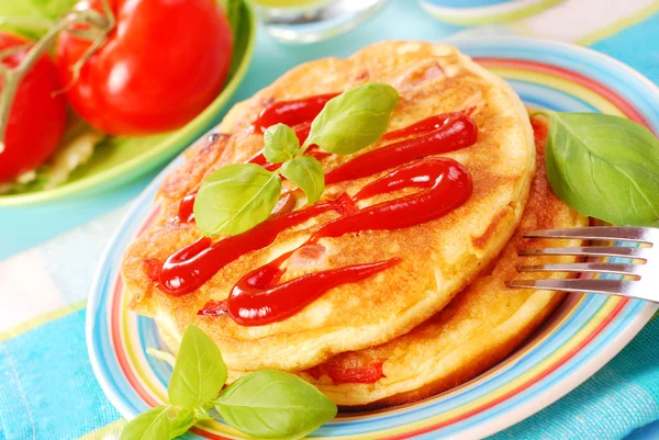 Omelette mit Ketchup — Stockfoto