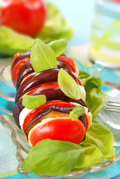 Aubergine, mozzarella och tomat — Stockfoto