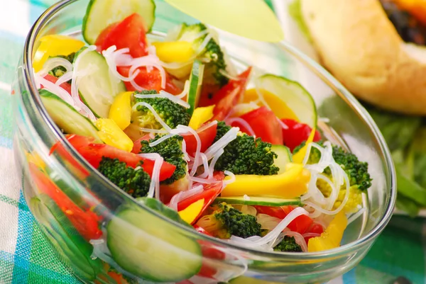 Salada fresca com brócolis — Fotografia de Stock