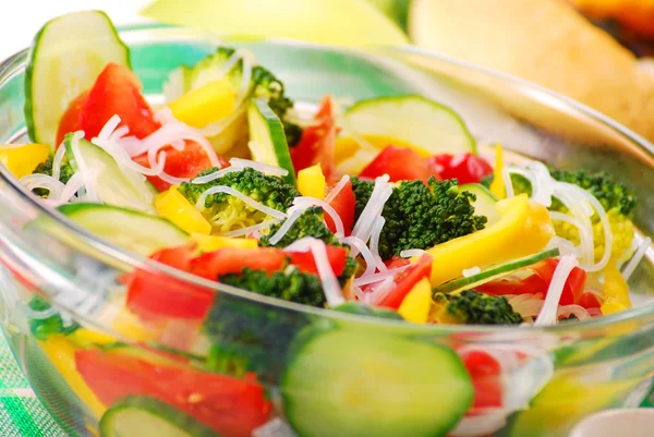 Salada fresca com brócolis — Fotografia de Stock