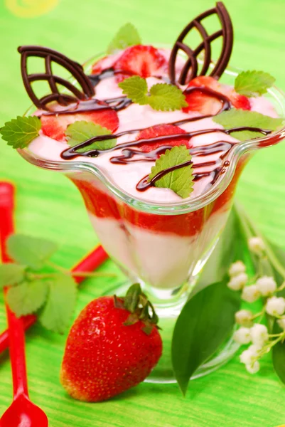 Jogurt s jahodovou pěnou — Stock fotografie