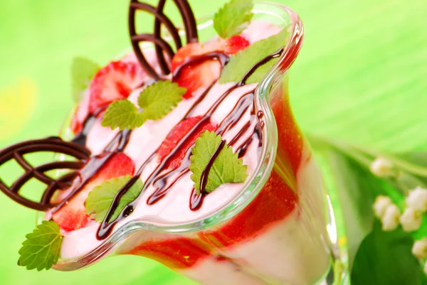 Yoghurt med jordgubbs mousse — Stockfoto