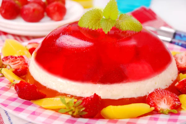 Gelée de fraises et mangues à la crème — Photo