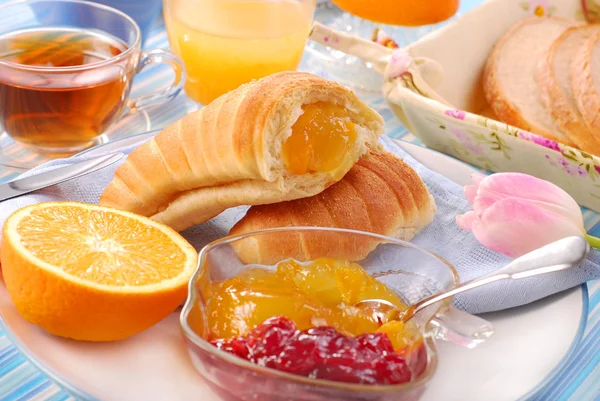 Croissant zum Frühstück — Stockfoto