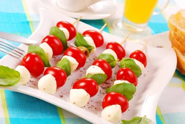 Shashlik med mozzarella, tomater — Stockfoto