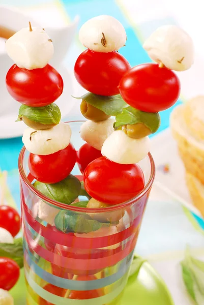 Šašlik s mozzarellou, rajčaty — Stock fotografie