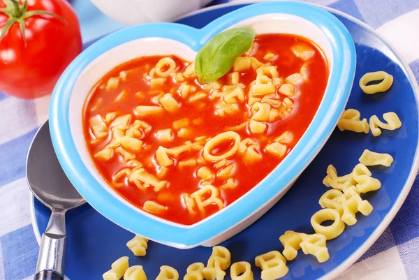 Томатный суп с макаронами для детей — стоковое фото