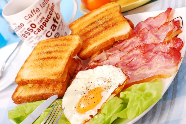 Bacon e ovos para café da manhã — Fotografia de Stock