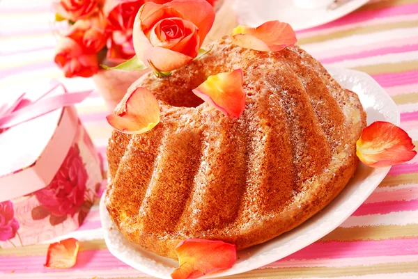Кільцевий торт в романтичному стилі — стокове фото