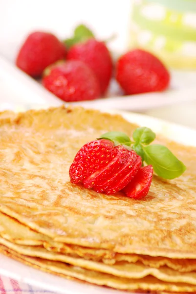 Pfannkuchen mit Erdbeere — Stockfoto