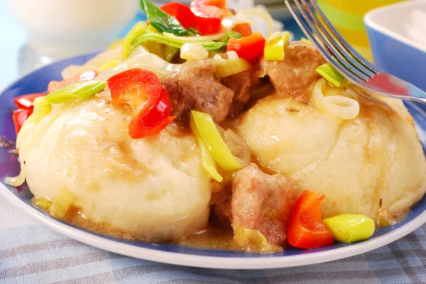 고기와 야채가 담긴 만두 — 스톡 사진