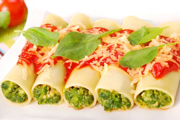 시금치와 cannelloni — 스톡 사진