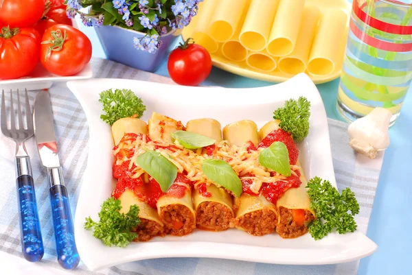 Cannelloni fyllda med köttfärs — Stockfoto