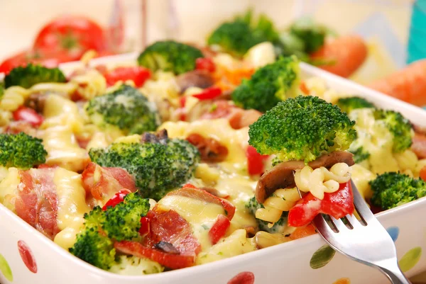 Pasta med broccoli och champinjoner — Stockfoto