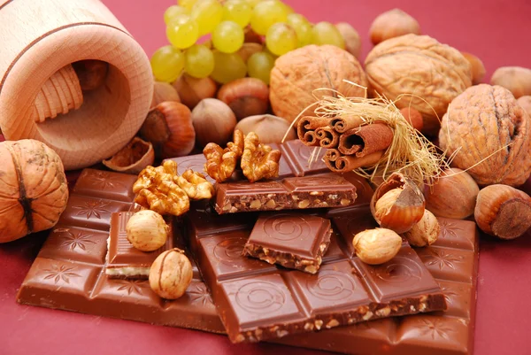 Chocolate bars with nuts and raisins — Stock Photo, Image