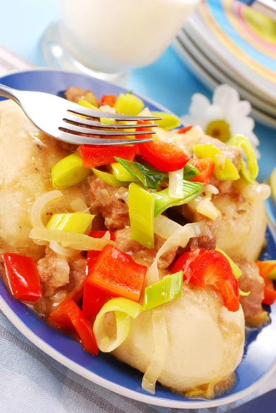 고기와 야채가 담긴 만두 — 스톡 사진
