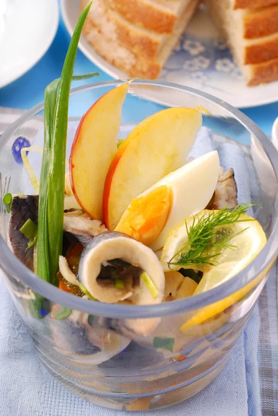 玻璃碗里的鲱鱼沙拉 — 图库照片